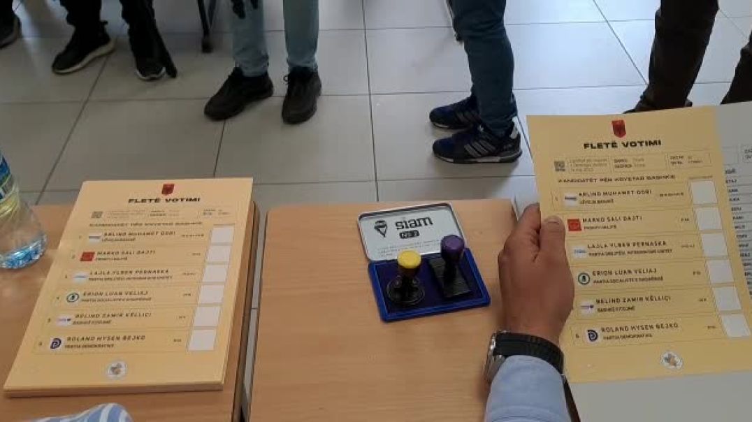 Sali Berisha voton me gjithë familjen në shkollën "Kosova"
