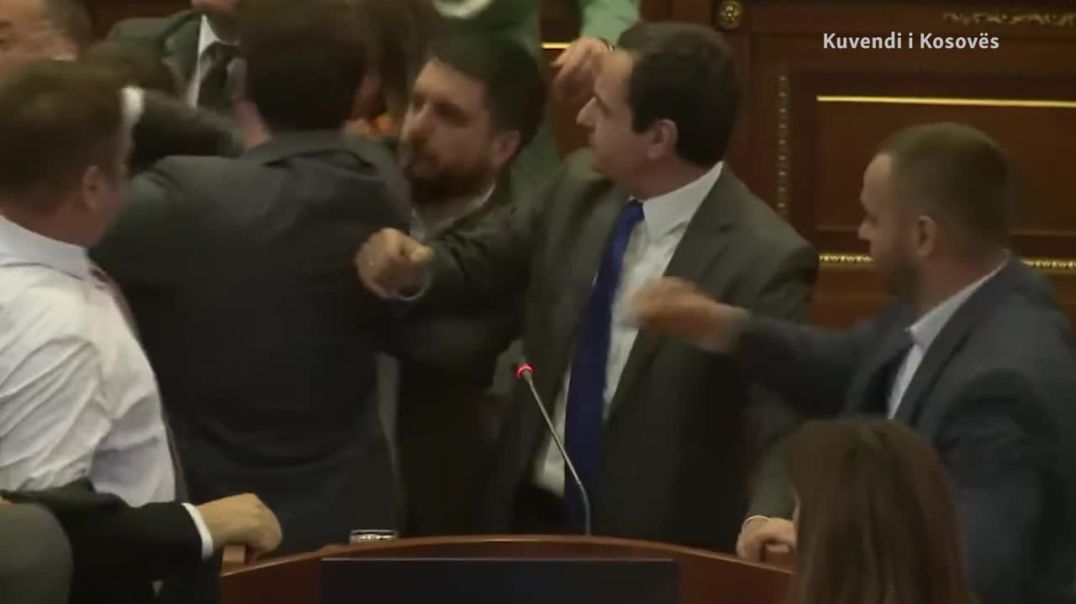 ⁣Përleshje dhe grushta në Kuvendin e Kosovës mes deputetëve të PDK-së dhe LVV-së