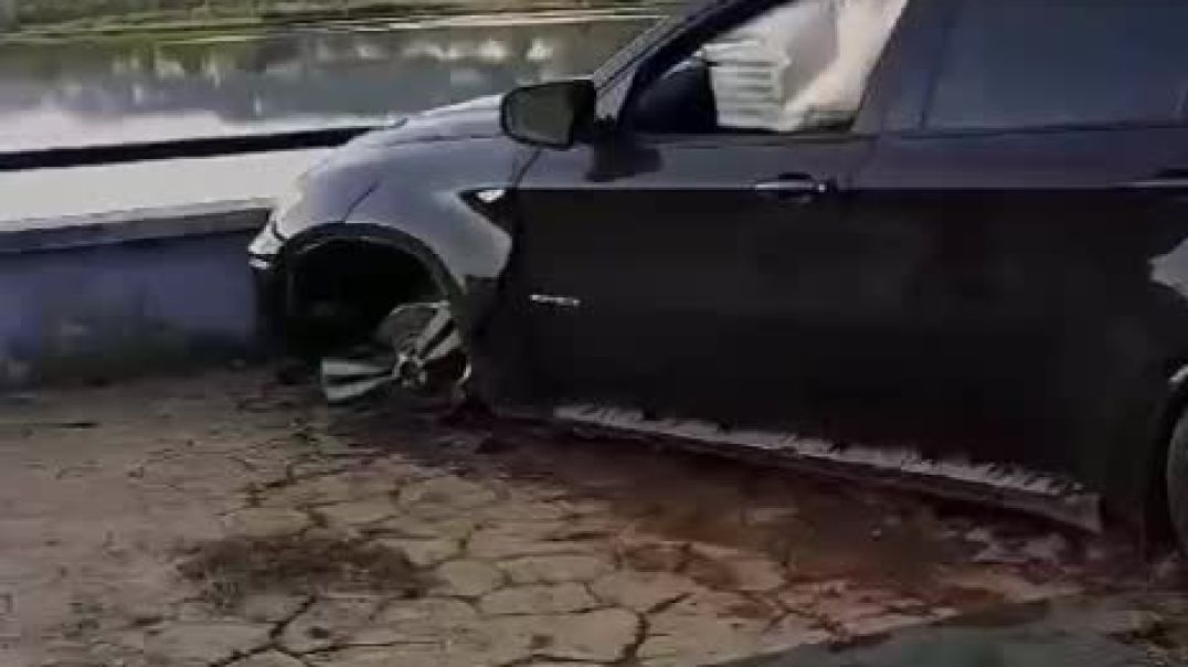 ⁣Aksident i pazakontë në Tiranë, makina përfundon mbi digën e Liqenit Artificial