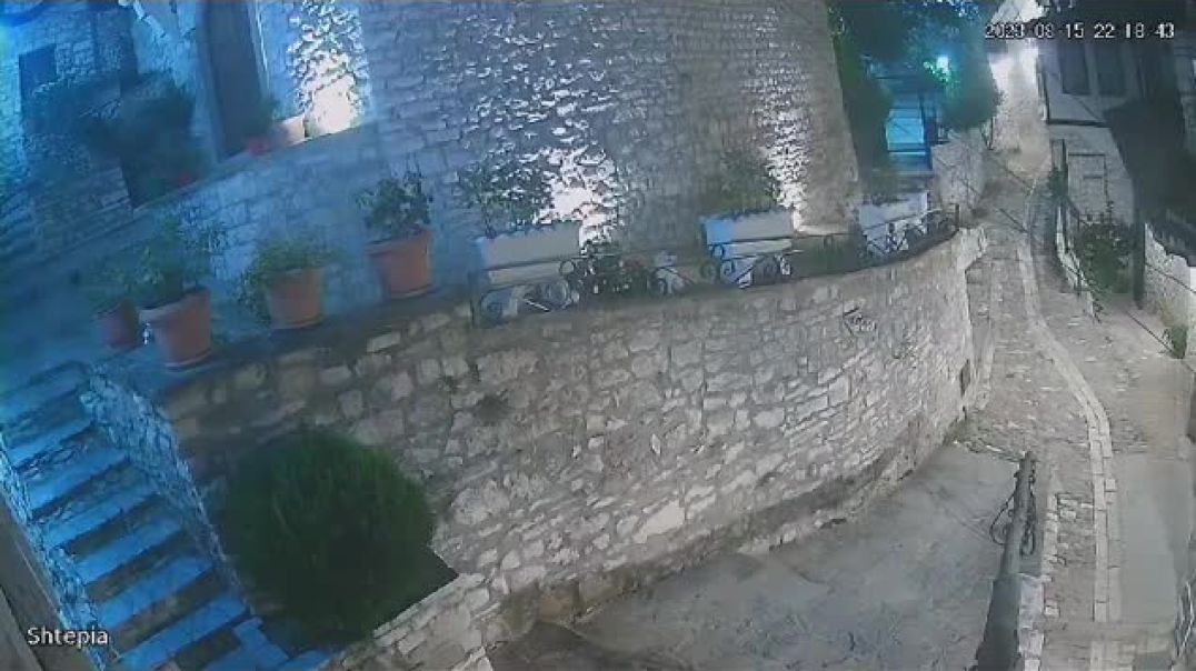 ⁣Turistët italianë ikin me vrap pa paguar nga një restorant në Berat
