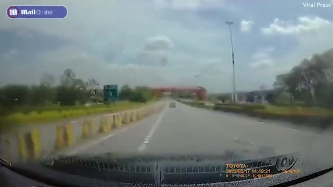 ⁣Rrëzohet një avion i vogël pranë një autostrade në Malajzi, të paktën 10 të vdekur