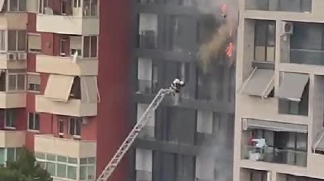 ⁣Zjarr në një pallat në Tiranë pranë DPSHTRR-së