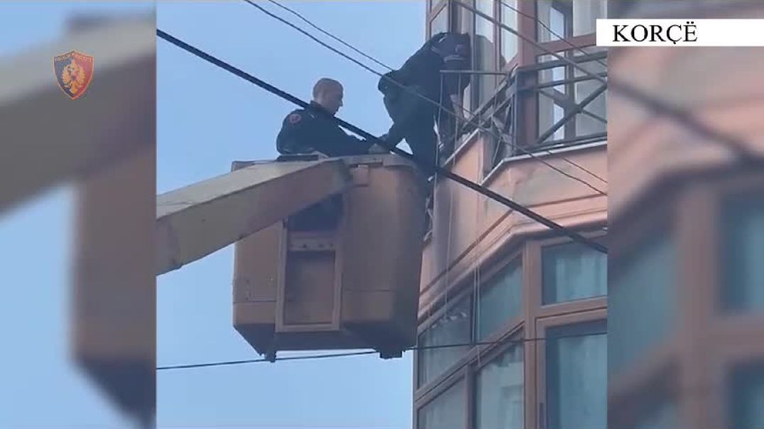⁣Aksion si në filma, policia futet me vinç nga ballkoni për arrestimin e një të riu në Korçë
