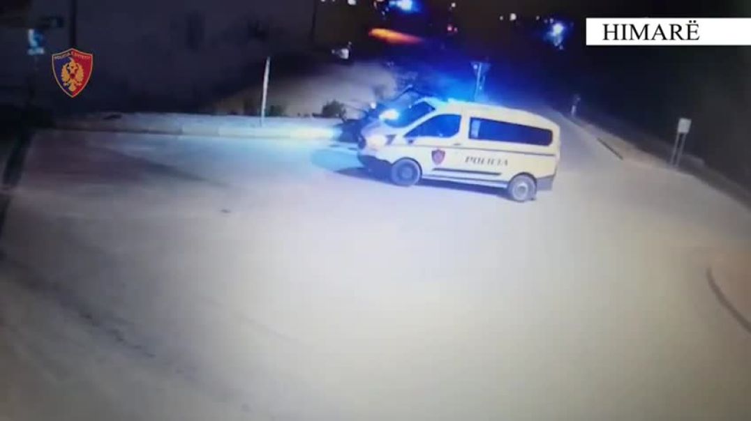 ⁣Himarë, momenti kur furgoni i policisë i pret rrugën makinës të mbushur me drogë