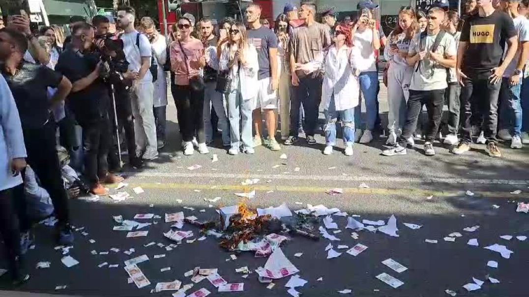 ⁣Studentët e Mjekësisë protestojnë kundër "kontratës së detyrueshme" pas diplomimit