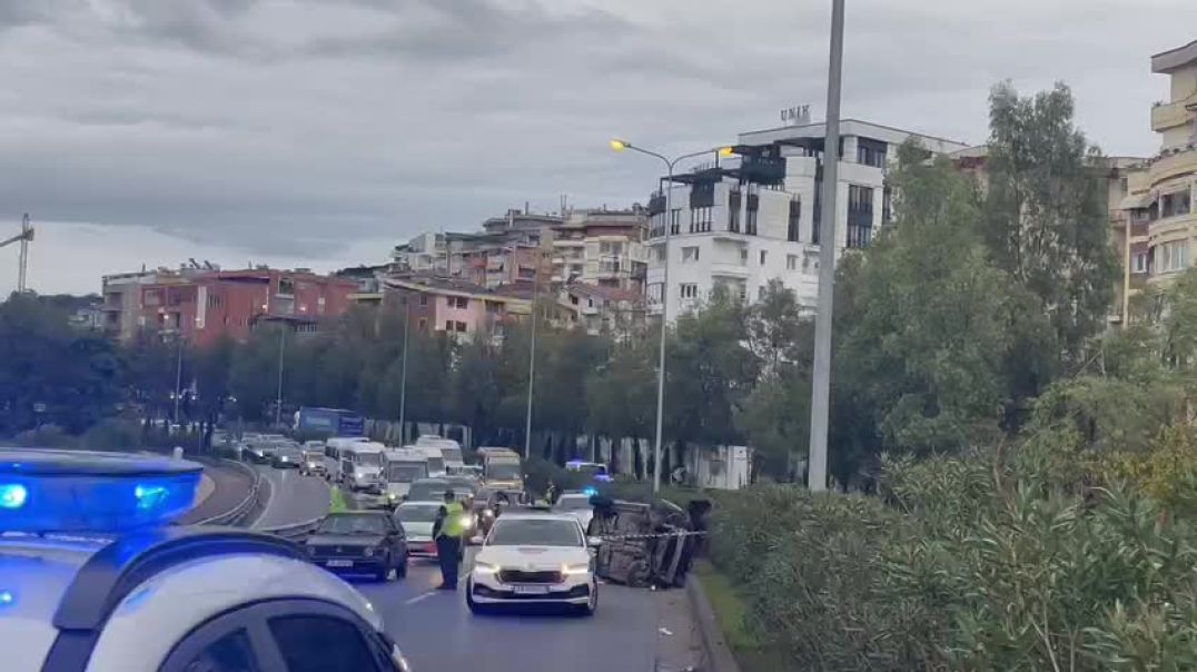 ⁣Aksident i rëndë te ‘Kopshti Zoologjik’ në Tiranë, makina përmbyset në rrugë