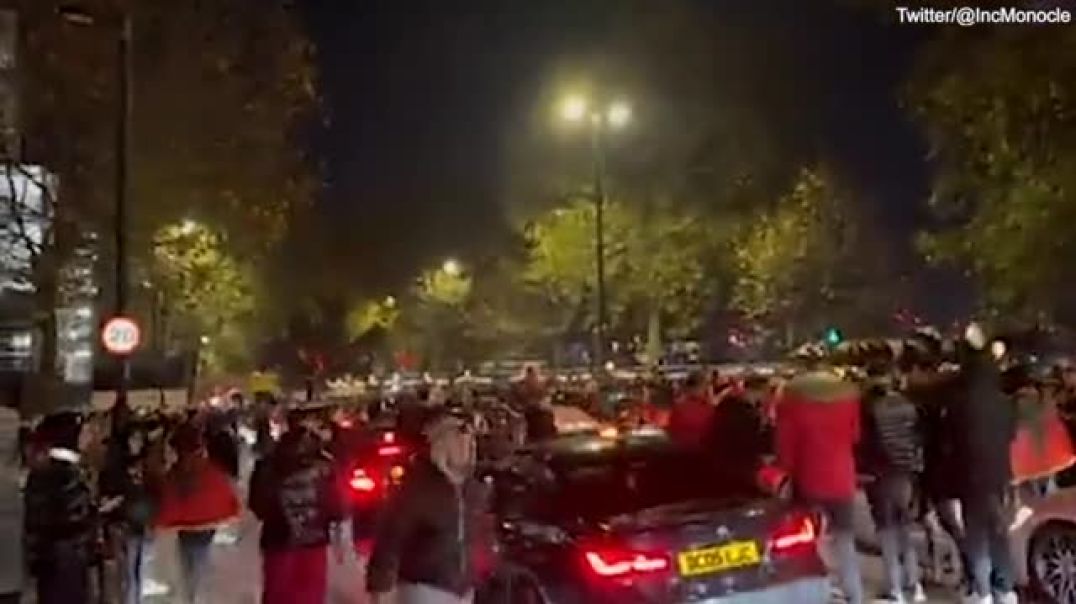 ⁣Flamujt kuqezi “pushtojnë” Londrën në festën e shqiptarëve për 28 Nëntor