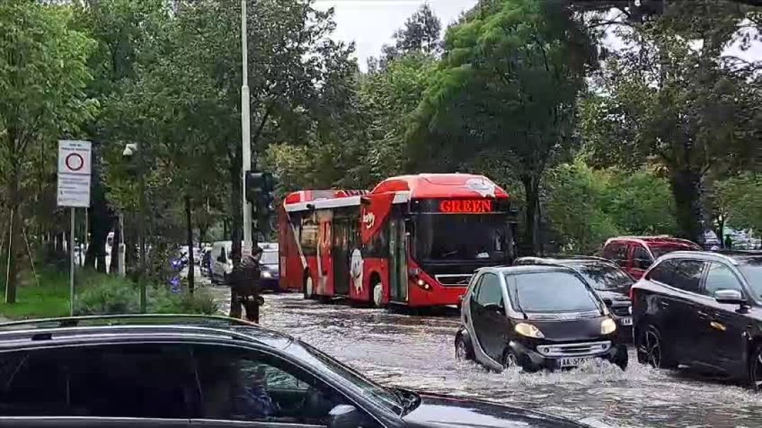 ⁣trafik i renduar nga reshjet e shiut