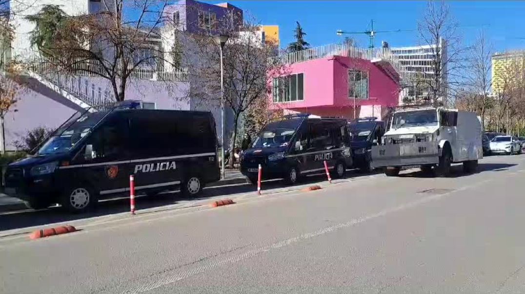 ⁣Protesta e PD në Tiranë, makinat e blinduara të policisë