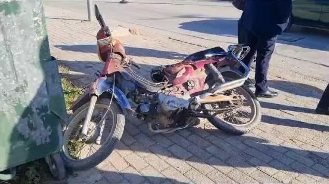 ⁣Makina përplaset me motomjetin në Lushnjë, dëmtohet pasagjerja