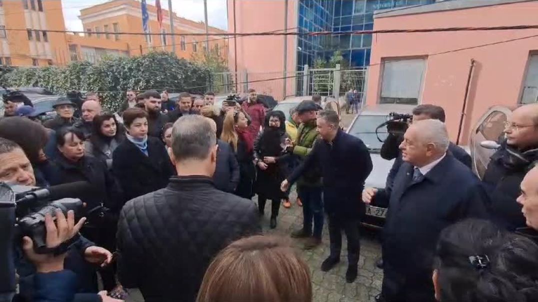 ⁣Deputetë dhe mbështetës të PD presin Sali Berishën në SPAK