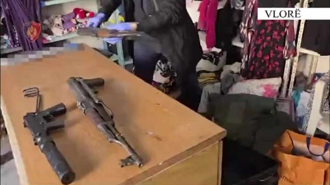 ⁣Zbulohet arsenal armësh në një dyqan rrobash në Vlorë, me mina, kallashnikovë e pistoleta