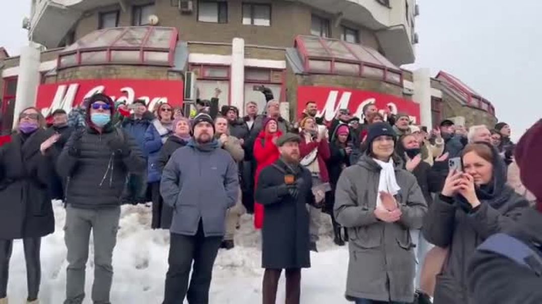 Me mijëra njerëz marrin pjesë në funeralin e Aleksei Navalnit në Moskë