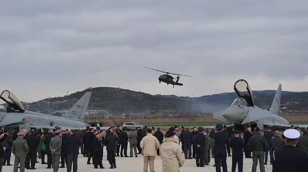 Helikopterët "Black Hawk" në pistën e bazës së Kuçovës