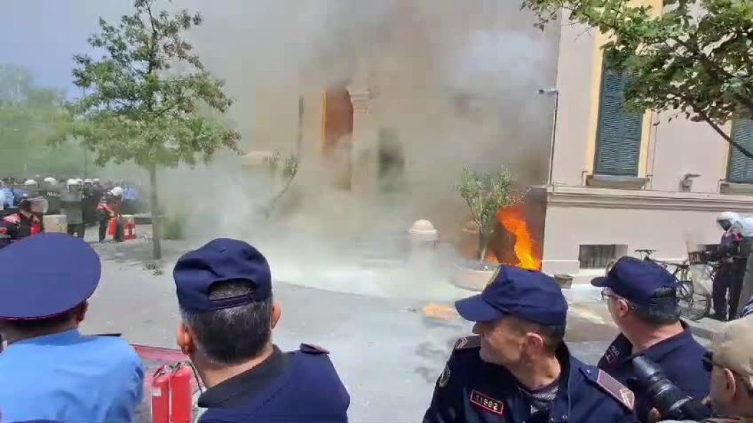 ⁣Protestuesit e opozitës hedhin tymuese dhe molotovë drejt Bashkisë Tiranë