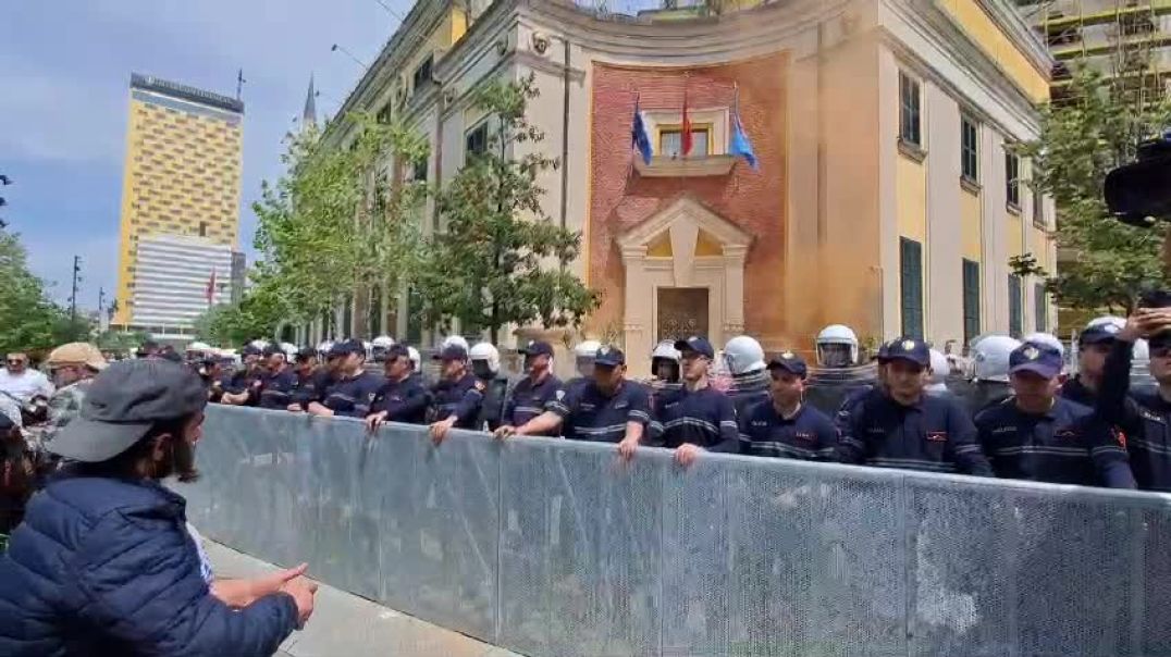 ⁣Protestuesit e opozitës godasin me vezë drejt Bashkisë së Tiranës