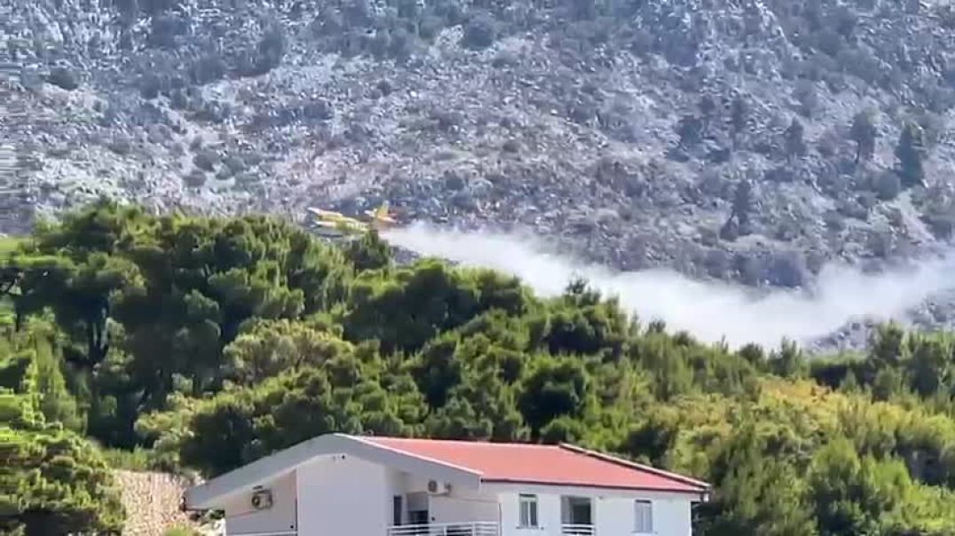 ⁣Avioni "Canadair" ndërhyn në Shëngjin për shuarjen e zjarreve