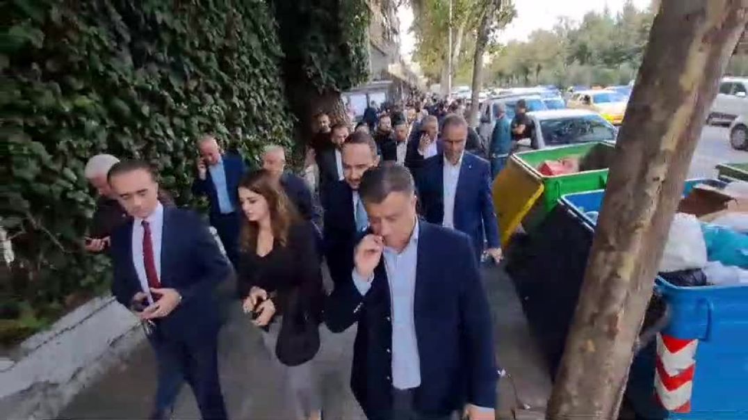 ⁣Ervin Salianji del nga Gjykata e Apelit i shoqëruar nga deputetët demokratë