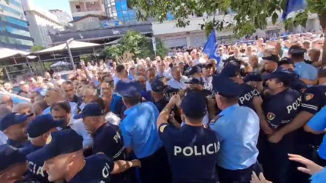 ⁣Sali Berisha mbërrin në SPAK, deputetët e PD çajnë rrethimin policor