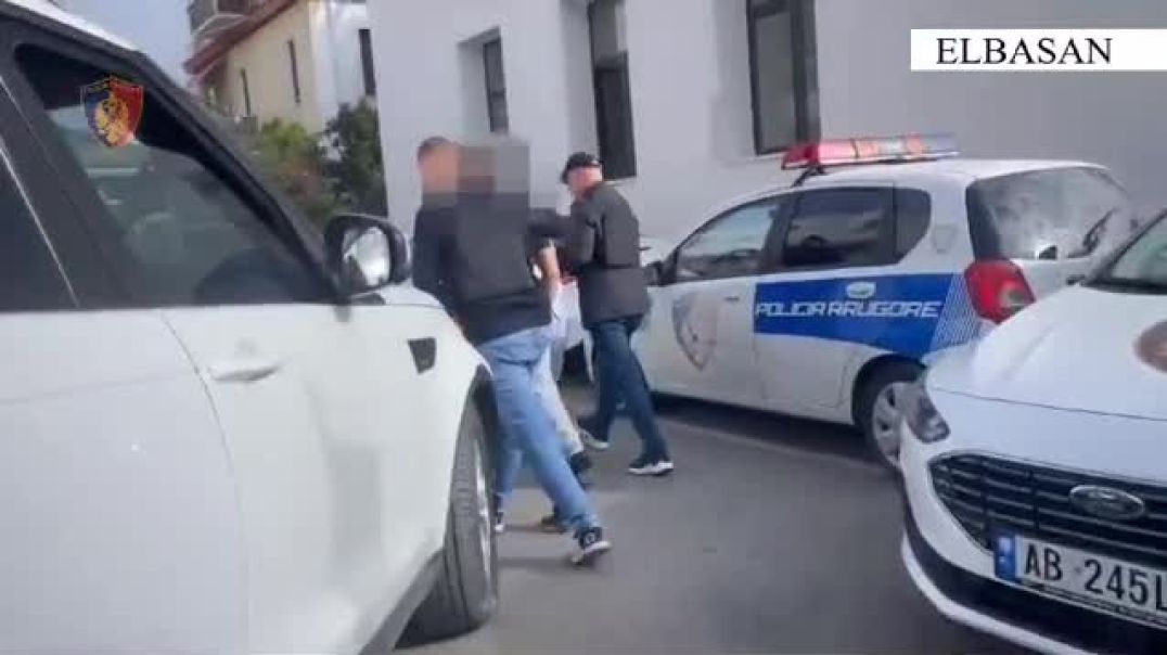 ⁣Të armatosur me kallashnikov, arrestohen dy persona me precedentë penal në Elbasan