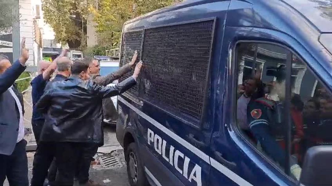 ⁣Ilir Meta  në furgonin e policisë në Drejtorinë e Tiranës, Tedi Blushi e përshëndet