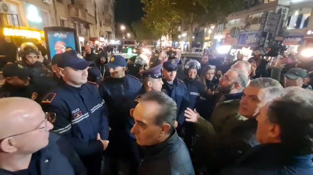 ⁣Tensione dhe përplasje të forta kundër policisë protesta e opozitës në Tiranë