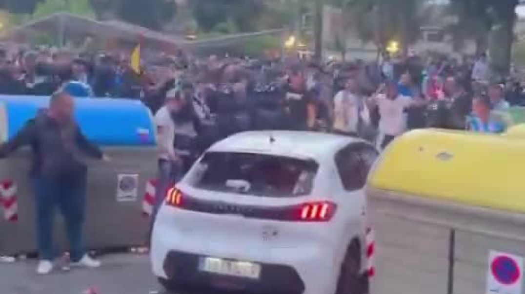 Makina futet mes tifozëve në Barcelonë