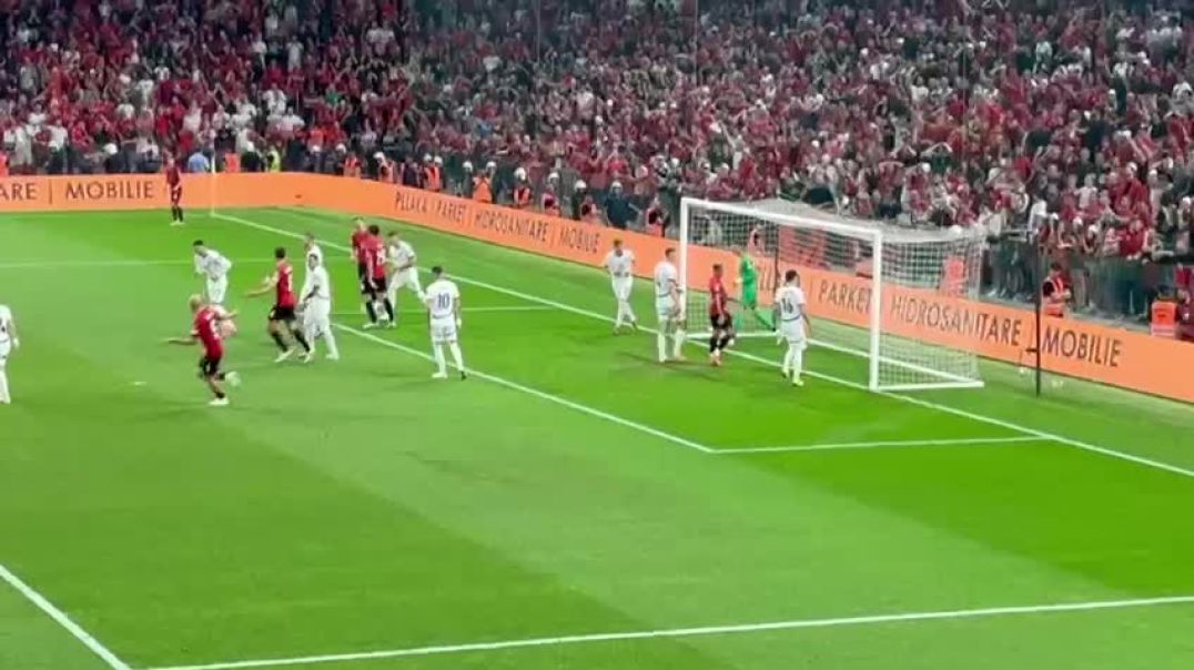 Asllani tenton portën nga këndi