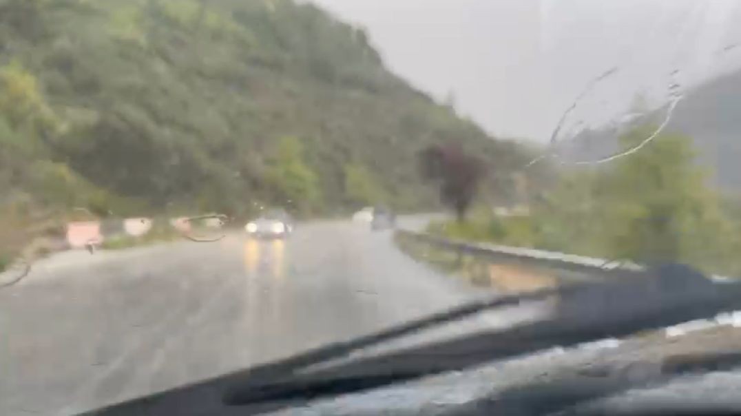 Reshje shiu intensive në Tepelenë pranë vatrave të zjarrit në Lekël e Hormovë