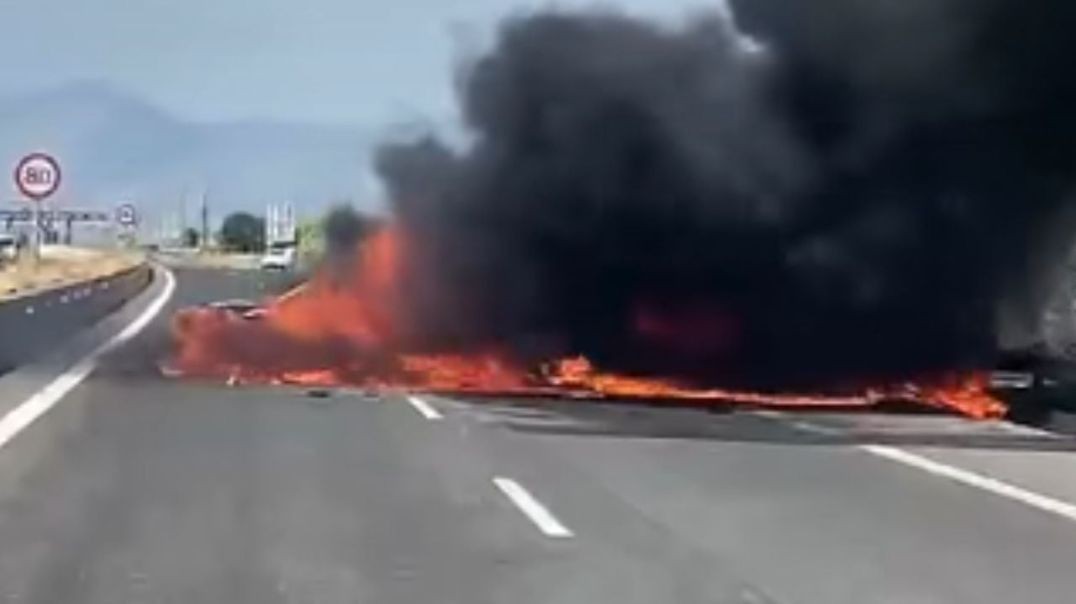 Greqi / Kamioni përplas makinën që digjet në autostradë, humbin jetën 3 shqiptarë