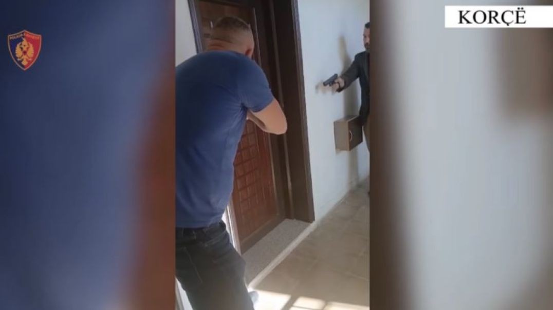 Korçë, 26-vjeçari kërcënon me armë policët që shkuan ta arrestojnë