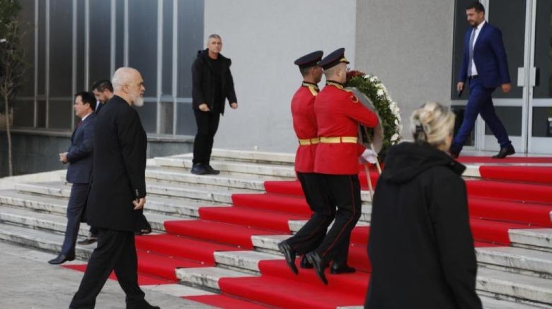 Kryeministri Rama bën homazhe në nder të gjyqtarit të vrarë, Astrit Kalaja
