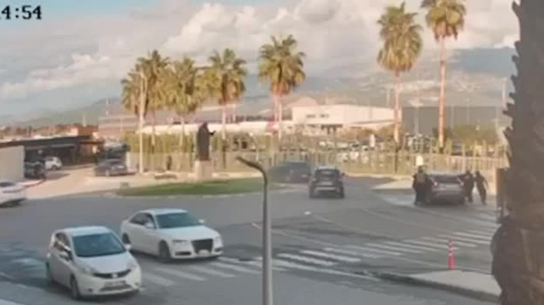 Pamjet e rënda nga atentati mafioz në Rinas/ Autori i maskuar zbret nga makina dhe qëllon me breshër