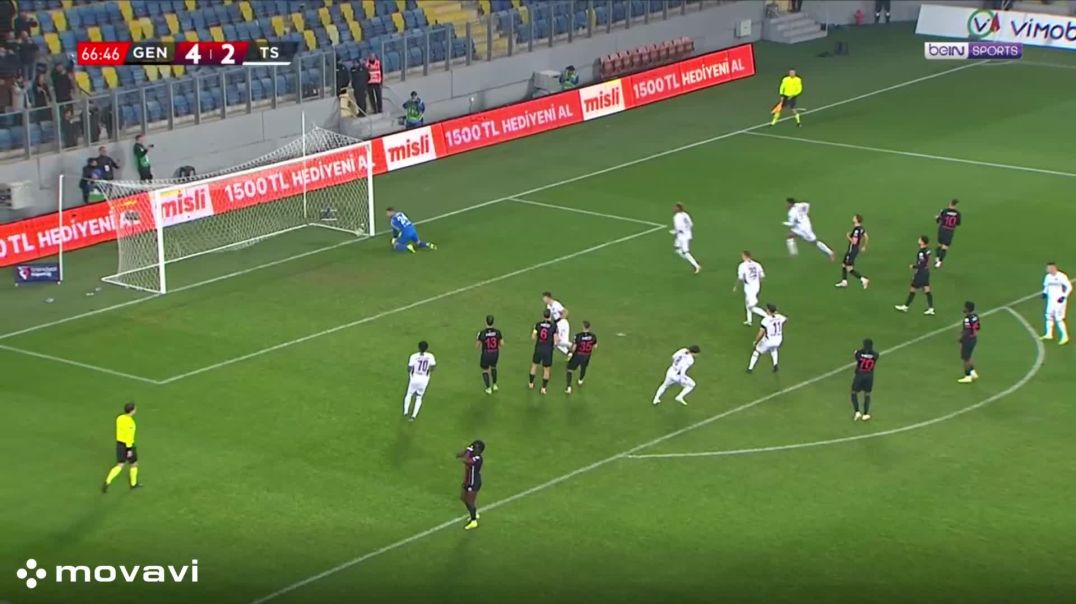 Muci asiston dhe shënon