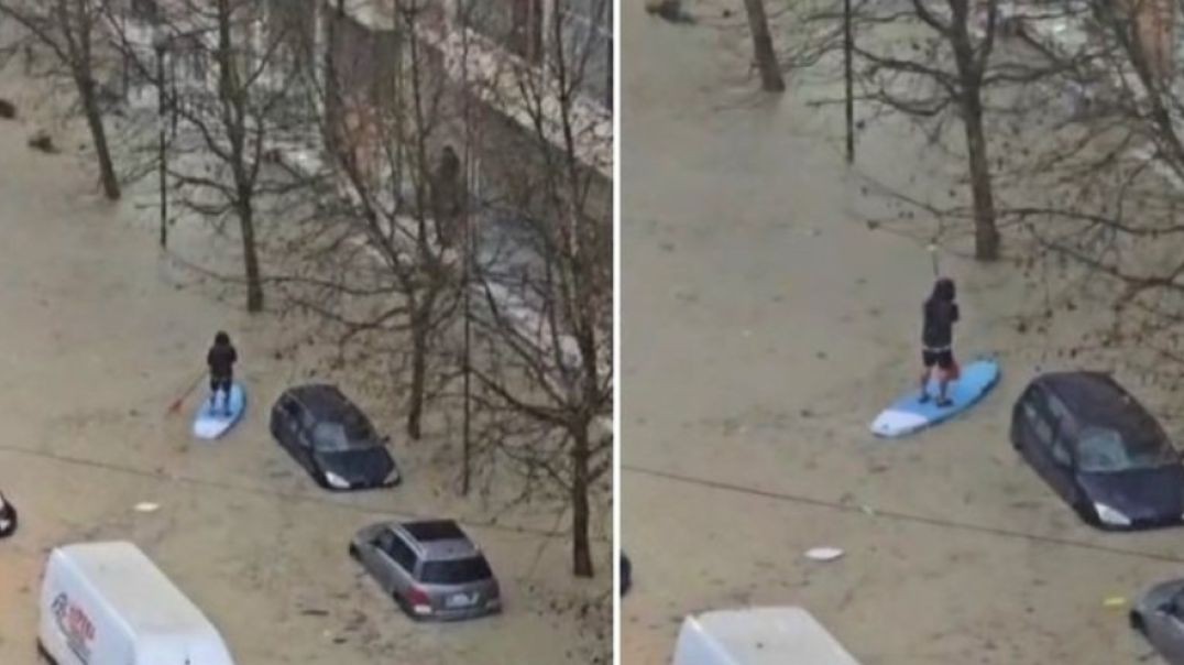 Durrësi i përmbytur, i riu 'bën sërf' në rrugët e qytetit