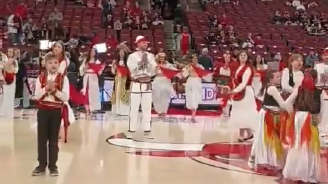 NBA 'flet' shqip, këngë dhe valle para ndeshjes