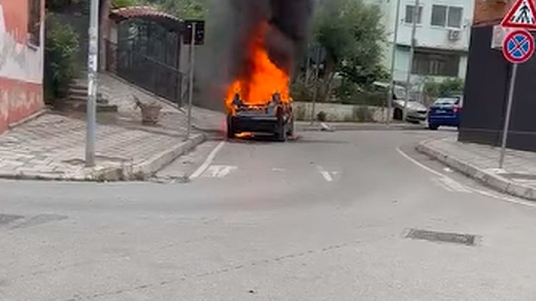 Shkrumbohet nga flakët makina e parkuar në Tiranë