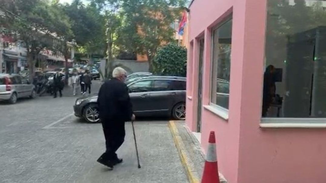Babai i Ervis Martinaj duke hyrë në GJKKO