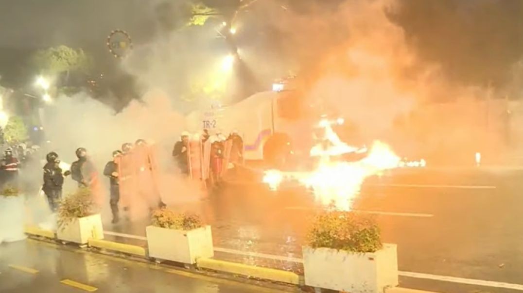 Hedhja e molotovëve të protestuesve të opozitës drejt policisë