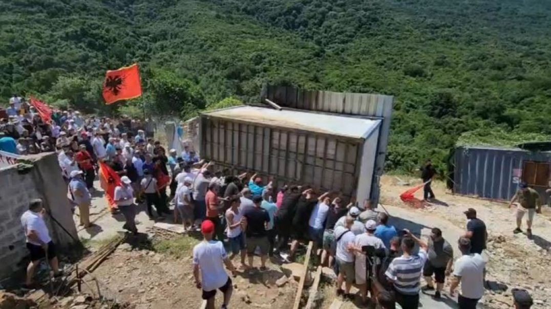 Protestë edhe në Kakome, banorët e irrituar shembin rrethimin e kompanisë