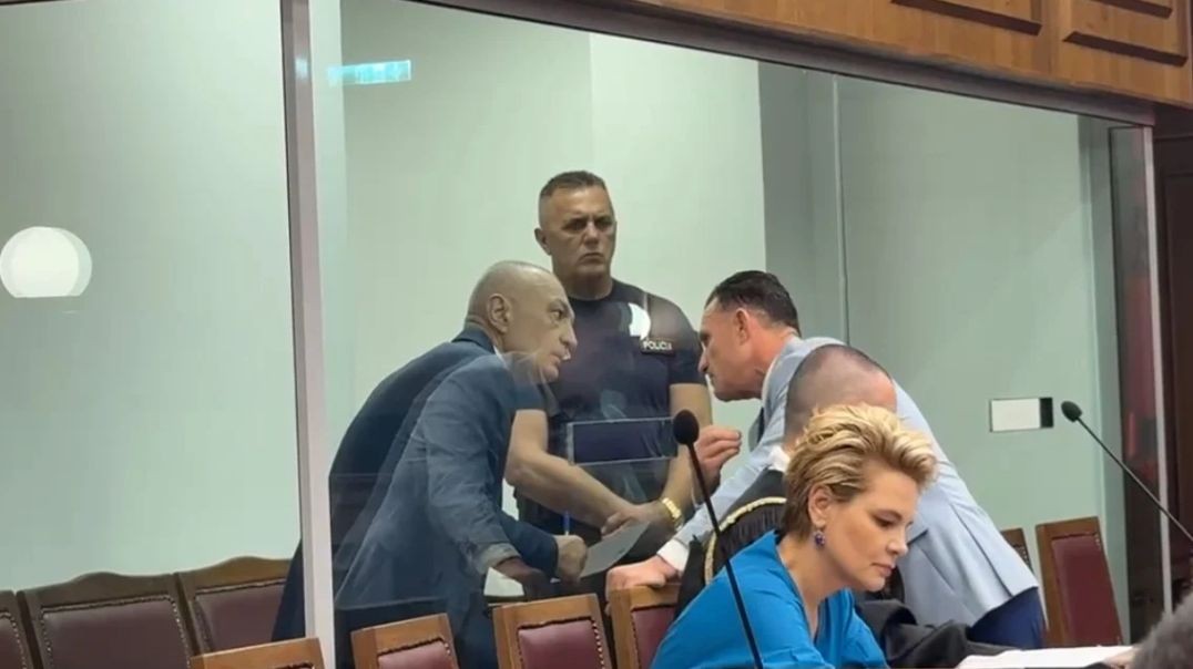 Ilir Meta në kafazin e xhamit në GJKKO, Monika Kryemadhi në allë