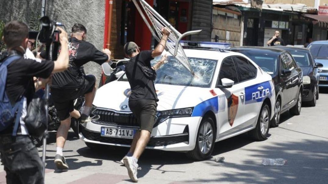 Momenti kur protestuesit dëmtojnë makinën e policisë te Kuvendi